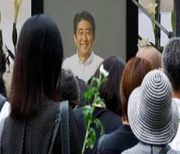 Pelayat memberikan penghormatan terakhir pada eks PM Jepang, Shinzo Abe (foto/reuters)